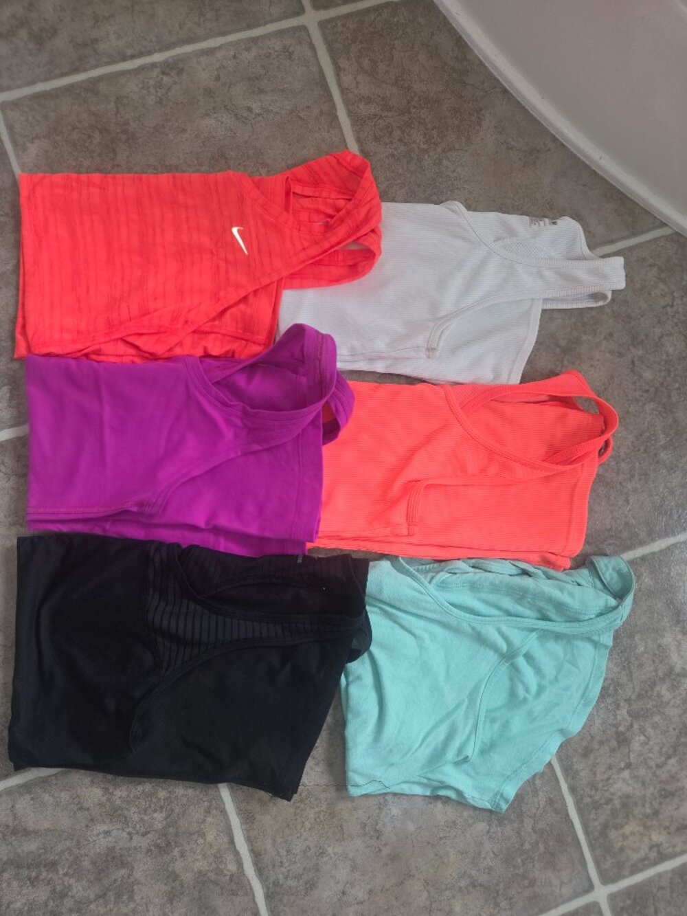 Assorted workout top lot (6 tanks) size medium